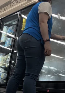 Bubble Ass Walmart Employee