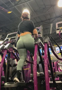 Latina in Green leggings knew I was capping