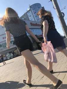 Candid teen in shorts with nice legs and booty street pics