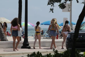 Deerfield Beach girls in bikinis