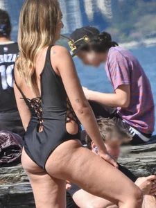 Swimsuit blondie with nice ass playing with a ball at the beach [090]