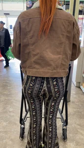 Tight orange haired Latina Milf w/ flare leggings (:peach:booty & tits🤤)