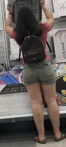 Thicc art lover Milf in shorts