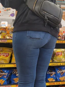Cute milf at grocery store (face shots)
