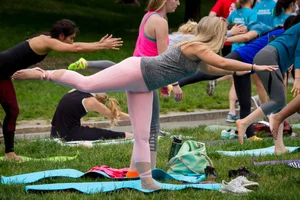 Candid sexy girls in spandex doing yoga