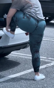Dumb thick Pawg in gym leggings