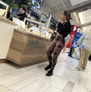 Fit Latina shopping (oc)