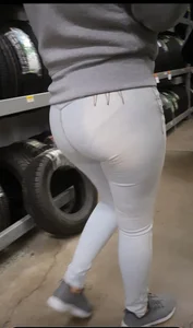 Latina booty in pocket less jeans