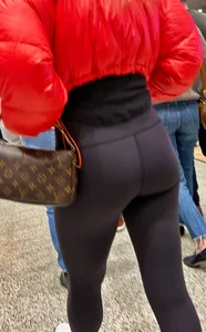 Shiny black leggings