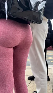 BEAUTIFUL PAWG LATINA IN PINK LEGGINGS [OC]