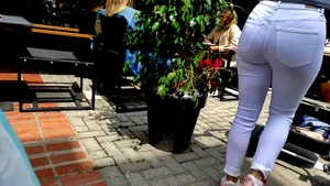CURVED ASS WHITE PANTS MOM