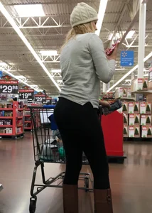 Walmart blonde whooty shopping in black leggings with vtl