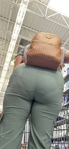 Casual milf kept bending over w strong VPL‼️