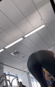 Must see! Gym babe bends over  / not OC