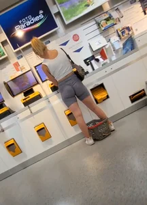 German Gym girl in Store🍑[maybe busted]