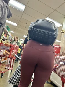 Hot Mom wearing Lululemon’s  [ NOT OC ]