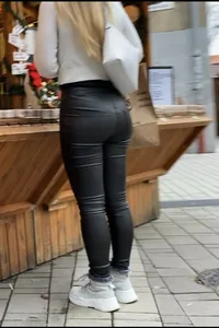 Shapely ass in leather pants🤤