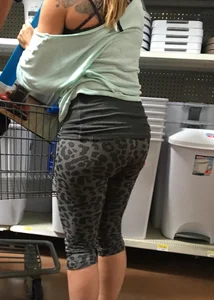 Thick Walmart milf ass in tight grey patterned leggings