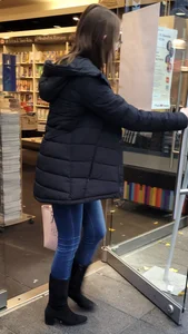Bespectacled Girl in Skinny Jeans Street Candid Creepshots