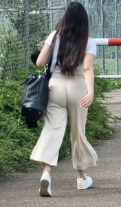 Street Candid Girl in Loose Pants Walking With Her Ass Crack Clearly Visible Photos
