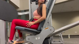 Epic candid gym babe working out in red textured leggings with an amazing ass