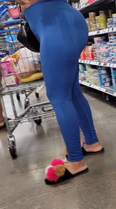 Ebony  phatty in blue leggings