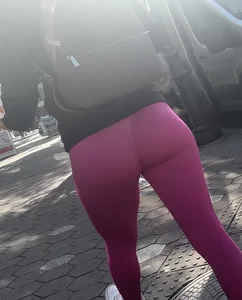 Jiggly Buttle butt in bright pink gym leggings