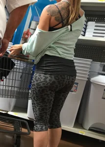 Thick Walmart milf ass in tight grey patterned leggings