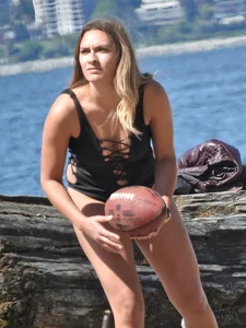 Swimsuit blondie with nice ass playing with a ball at the beach [090]