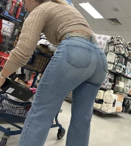 Latina baddie nice phattie in jeans‼️