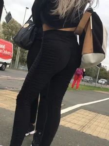 Tight ass in leggings with vtl