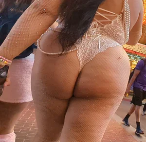OMG big booty in thong
