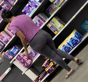 Thick Latina milf in tight leggings
