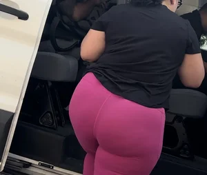 Phat ass Latina BBW in bright pink leggings ( OC)