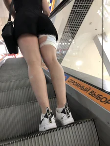Girl with Injured Leg on the Mall Escalator Creepshot