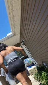 Thick ass delivery chick with vpl . She had too many bags and I needed caps