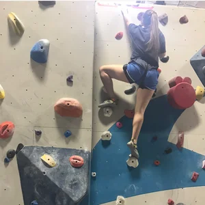 Fit Female Climber in Shorts on the Wall - Hot Legs Candid Pic