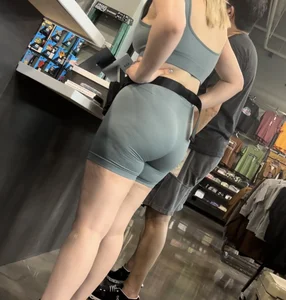 Blonde pawg in green shorts (OC)