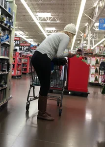 Walmart blonde whooty shopping in black leggings with vtl