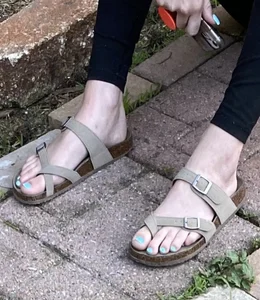 Can we see some candid feet in here?