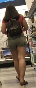 Thicc art lover Milf in shorts