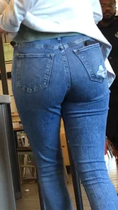 Big Latina bubble booty in tight jeans