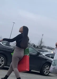 Caught this Hot tight babe in leggings leaving
