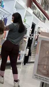 SLIM THICK MILF WITH ONE HELL OF A BUBBLE