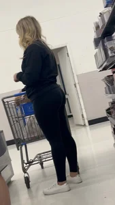 Hot Blonde Mama With Ten Pounds In All The Right Places🤤