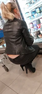 Hot MILF shows her hot undies+ face pic. (OC)