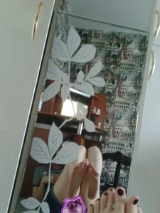 Girl with Hot Legs and Bare Feet Sitting on the Floor Mirror Selfie