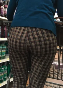 Nice big round booty in tight patterned leggings