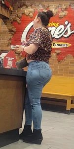Mami showing off that Milf ass