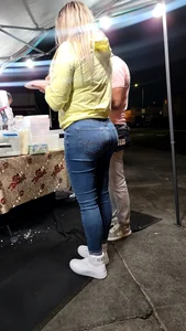 Latina with booty at taco stand
